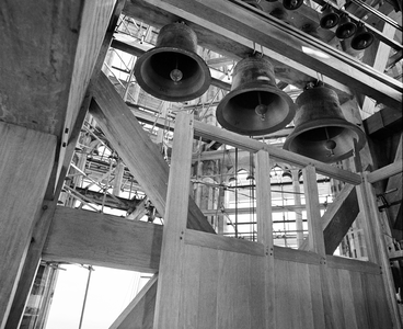 82394 Afbeelding van het na restauratie terugplaatsen van de klokken van het carillon van de Domtoren (Domplein) te ...